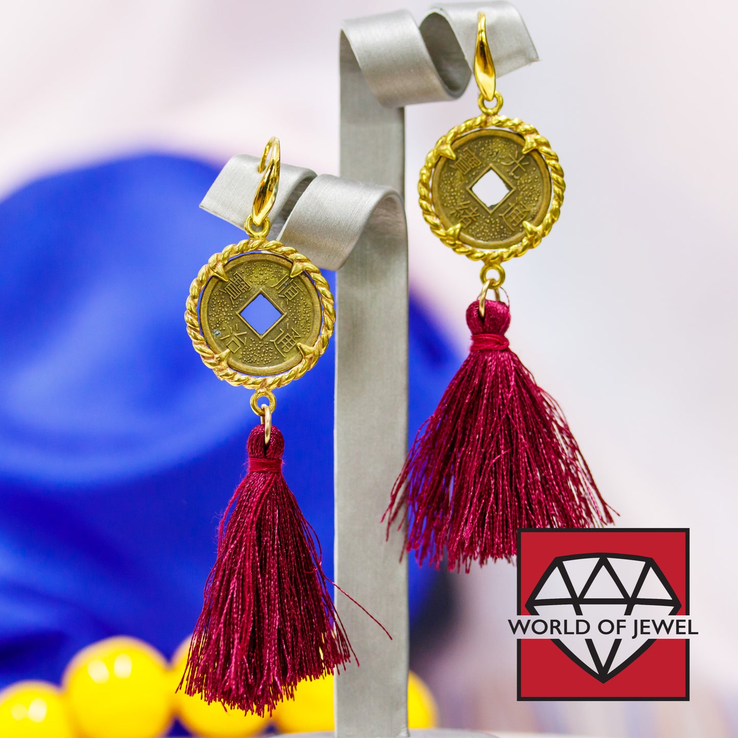 Orecchini A Monachella in Ottone con Monete Vintage e Nappine Rosse - Eleganza Unica