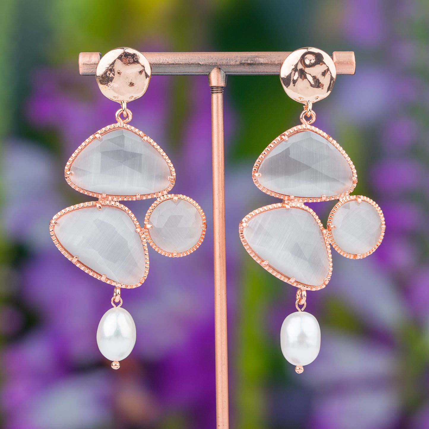 Orecchini Eleganti in Bronzo Battuto con Occhio di Gatto e Perle – Stile Unico in Oro Rosa