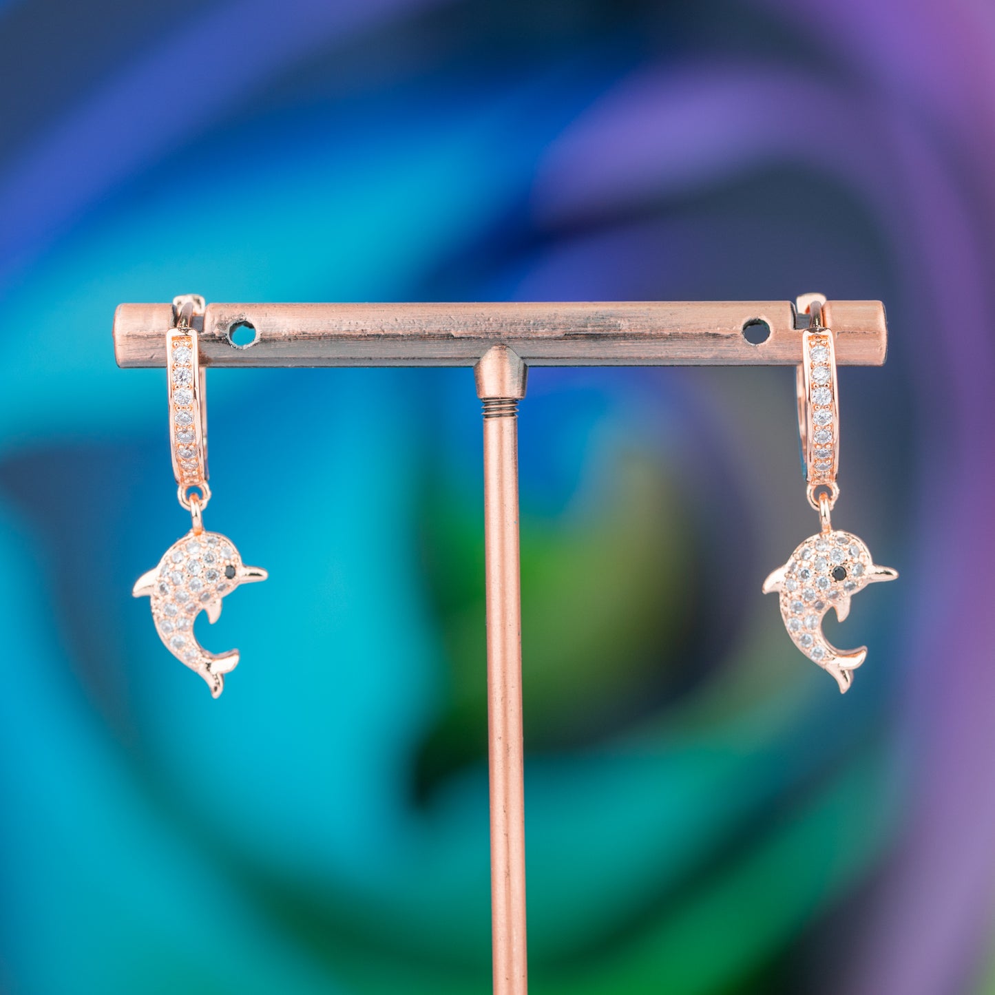Eleganti Orecchini Perno in Bronzo con Delfino in Oro Rosa e Zirconi Luccicanti