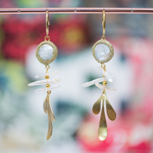 Natural Elegance Earrings: Bronze Earring with Glitter Pearls and Enchanting Leaves
