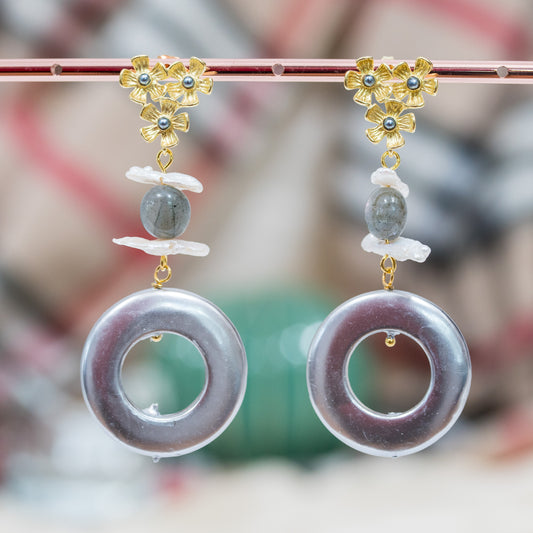 Natural Elegance: Bronze Earrings with Hard Stones and Grey Mallorca Pearls